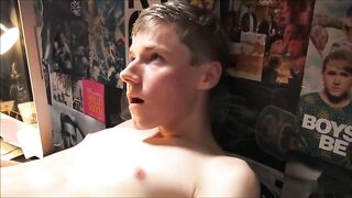 Beautiful twink cumming