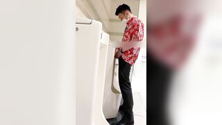 A male is pissing in the toilet4