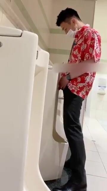 A male is pissing in the toilet4