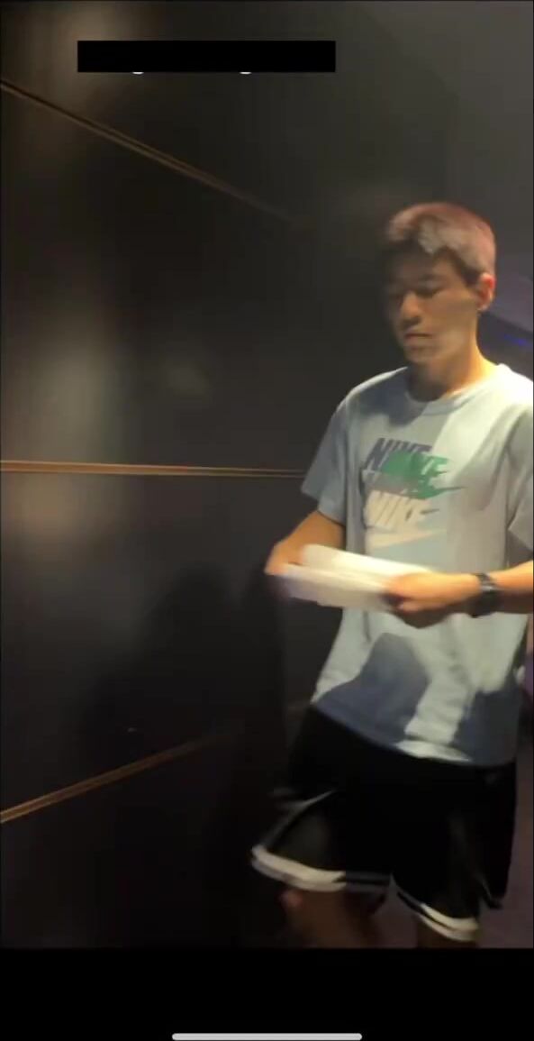 A male is pissing in the toilet.