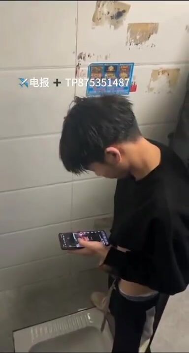 Male students are pissing in the toilet.