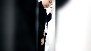 A male is pissing in the toilet.