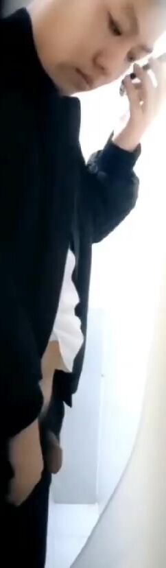 A male is pissing in the toilet.