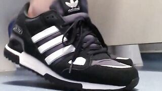 Young wanker quick wank in the gym school