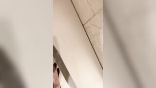 A male is pissing in the toilet.